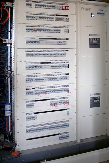 Réalisation chantier Hager, siège social de Soprema, le Grand Charles à Strasbourg, coffret et armoire quadro4 de Hager