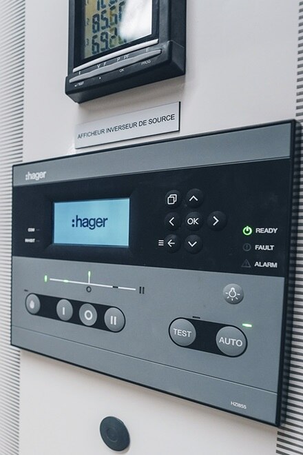 Controleur d’inverseur de source Hager pour le TGBT du batiment Credit Agricole Brie Picardie