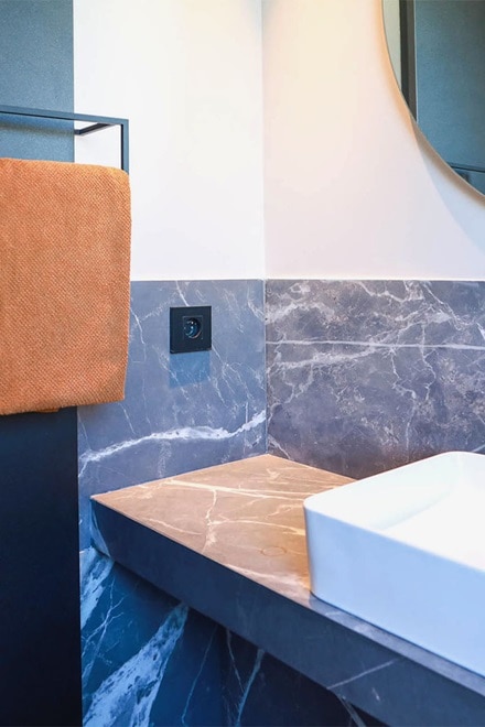 appareillage gallery Hager dans salle de bain