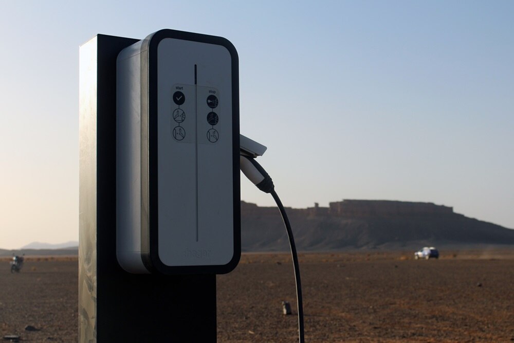 borne de charge witty dans le désert marocain