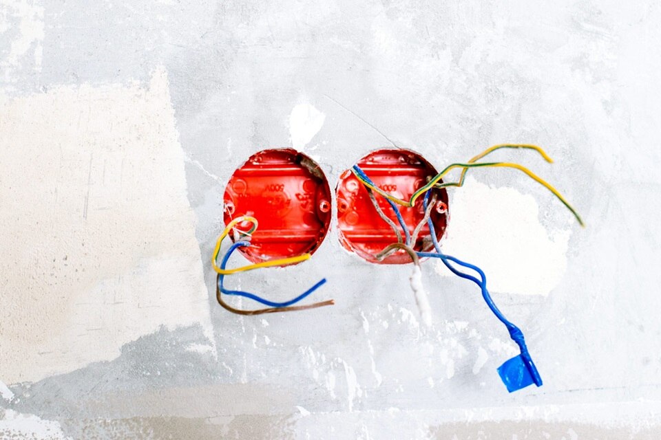 Chantier rénovation, travaux, mur nu fils électriques pour installation appareillage mural Hager