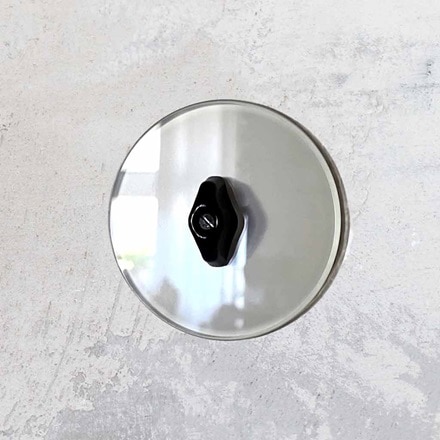 appareillage mural 1930 de Hager, finition transparence et fonction interrupteur night sur un mur en béton