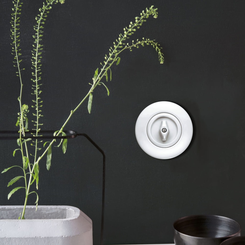 palazzo 1930, interrupteur, interrupteur et prises, prises, style vintage, interrupteur rond, couleur, blanc, interieur, decoration, decoration vintage, couloir, porcelaine, verre, plastique, gamme 1930, Hager palazzo 1930, interrupteur Hager