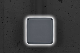 appareillage mural cubyko de Hager, boîte simple grise avec bandeau à LED lumineux blanchess IP55 sur mur de garage béton