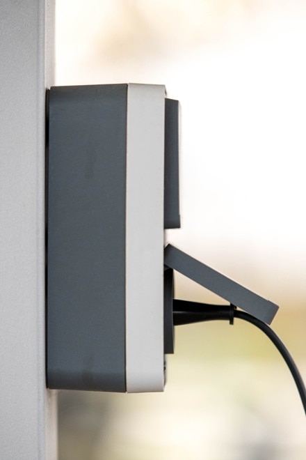 appareillage mural cubyko de Hager, boîte double verticale grise prises 2P+T associables Gris IP55 sur façade extérieure