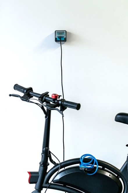 appareillage mural cubyko de Hager gris, fonction prise witty qui charge un vélo électrique un garage