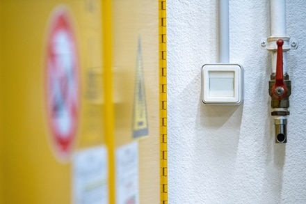 appareillage mural cubyko de Hager, boîte simple blanche, adaptateur pour systo KNX associable blanc mur intérieur texturé