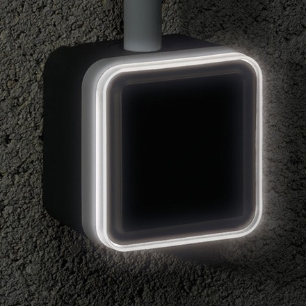 appareillage mural cubyko de Hager, boîte simple grise, collerette lumineuse à LED blanches 230V allumée, va-e- vient associable gris mur intérieur, pièce sombre