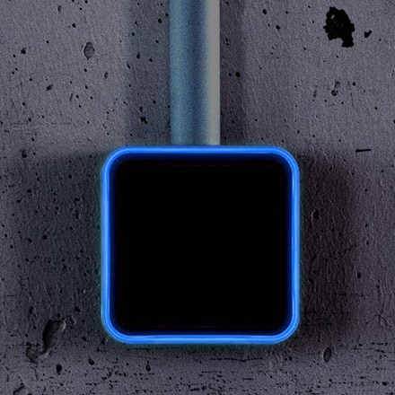 appareillage mural cubyko de Hager, boîte simple grise avec bandeau à LED lumineux bleues IP55 sur mur de garage béton