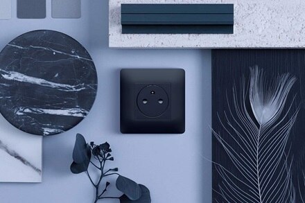 Moodboard, tableau d'inspiration prise affleurante essensya de Hager, finition anthracite