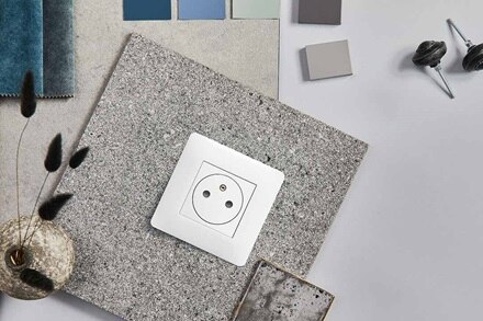 Moodboard, tableau d'inspiration prise affleurante essensya de Hager, finition pure