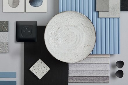 Moodboard, tableau d'inspiration prise affleurante avec prise USB-C essensya de Hager, finition anthracite