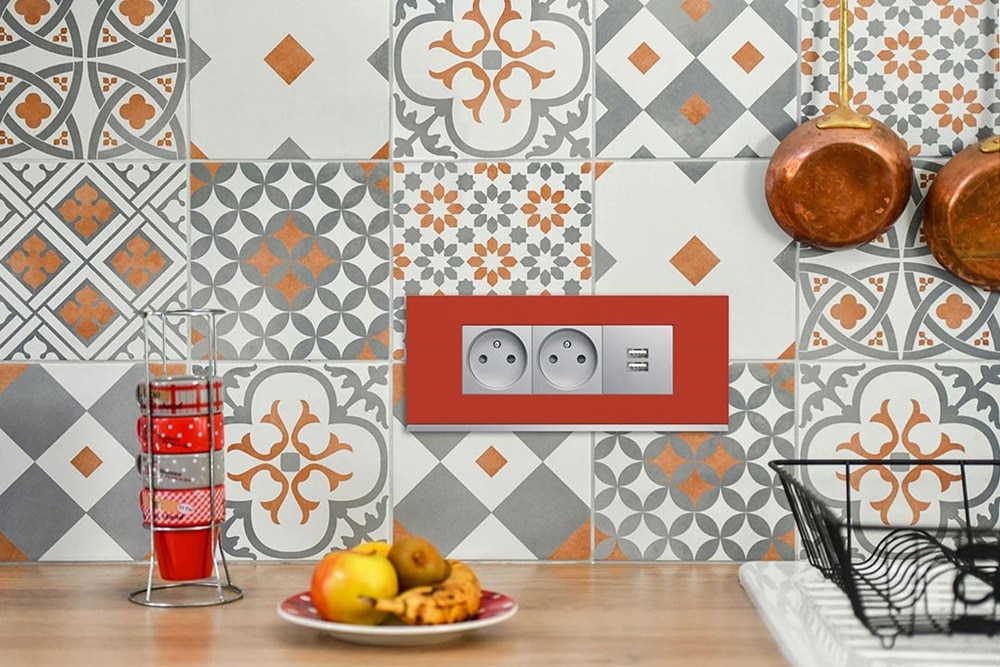 appareillage mural gallery de Hager, multiposte 2 prises 2P+T et double USB titane, plaque églantine