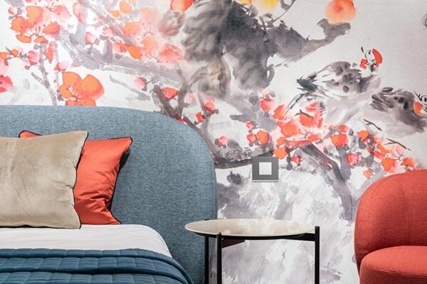 Appareillage mural gallery de Hager, plaque taupe, interrupteur pure sur papier peint fleuri