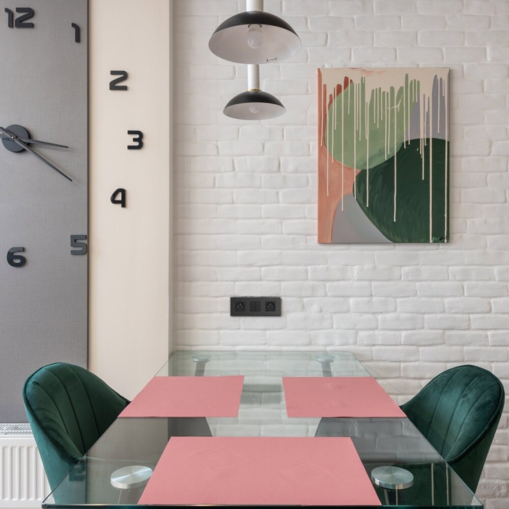 Appareillage mural gallery de Hager, plaque 3 postes anthracite, double interrupteur et 2 prises 2P+T night dans une ambiance arty