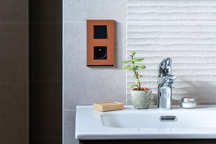 ambiance, deco, salle de bain, piece de la maison, maison, interrupteur, plaque double, prise, cuivre, matiere cuivre, finition cuivre, prise noire, interrupteur Hager, Hager gallery