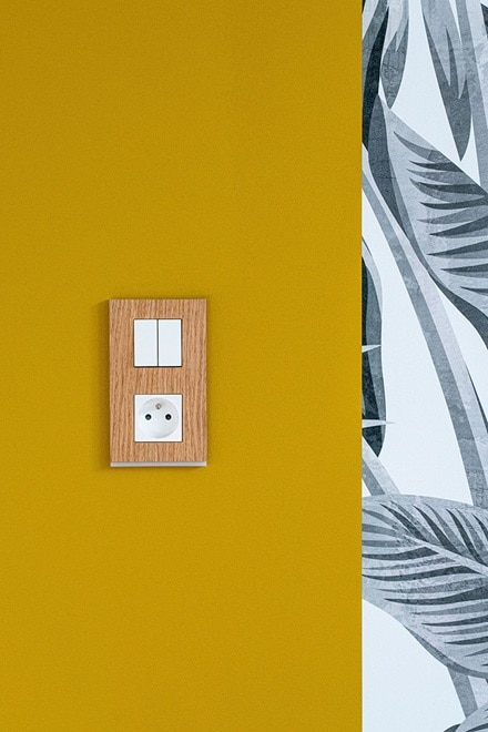 ambiance, deco, chambre, maison, interrupteur double, interrupteur, prise, bois, matiere bois, finition bois, prise blanche, touche blanche interrupteur Hager, Hager gallery