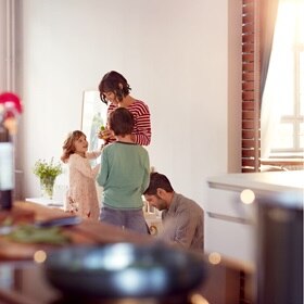 maison connectee, maison, domotique, automatisme, volets roulants, eclairage, alarme, objet connecte, scénario quotidien, maison intelligente, volets roulants connecté, alarme connecté, éclairage connecté, connecté sa maison, application, application smartphone, soirée en famille, scénarios du soir, variateur éclairage, variateur de lumière, salle à manger