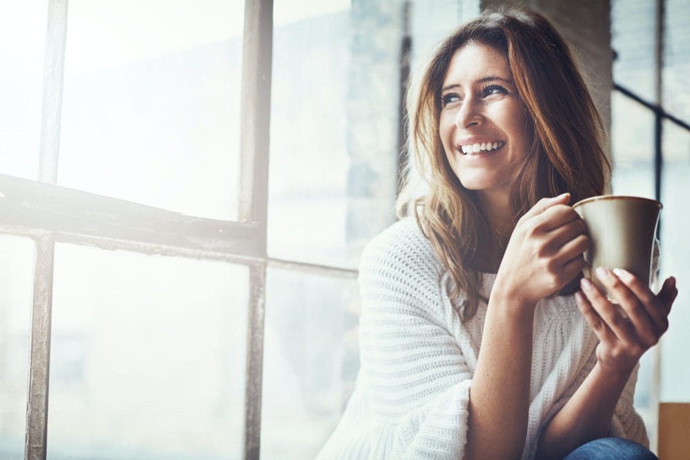 maison connectee, maison, domotique, automatisme, volets roulants, eclairage, alarme, objet connecte, scénario quotidien, maison intelligente, volets roulants connecté, alarme connecté, éclairage connecté, connecté sa maison, application, application smartphone, salon, facilitez le quotidien, créer des scénarios, maison connectée Hager