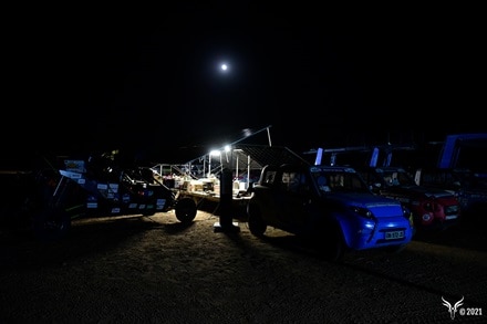 installation électrique, borne de recharge, borne recharge, installation désert, panneaux photovoltaique, electrique, borne hager