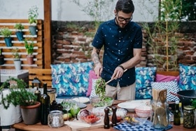 cuisiner, cuisine au jardin, cuisine exterieure, cuisine, barbecue, installation electrique, prise courant exterieur, prise Hager