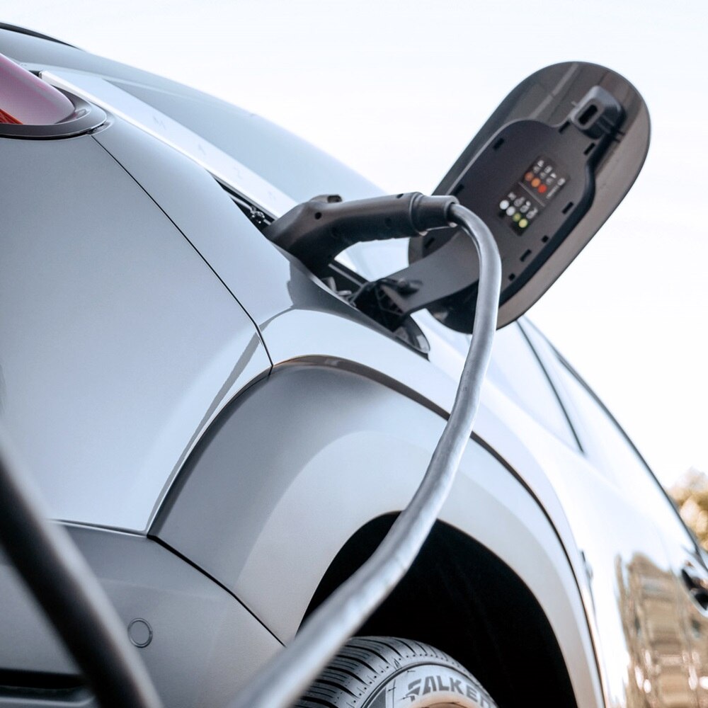 zoom sur prise de voiture électrique en charge