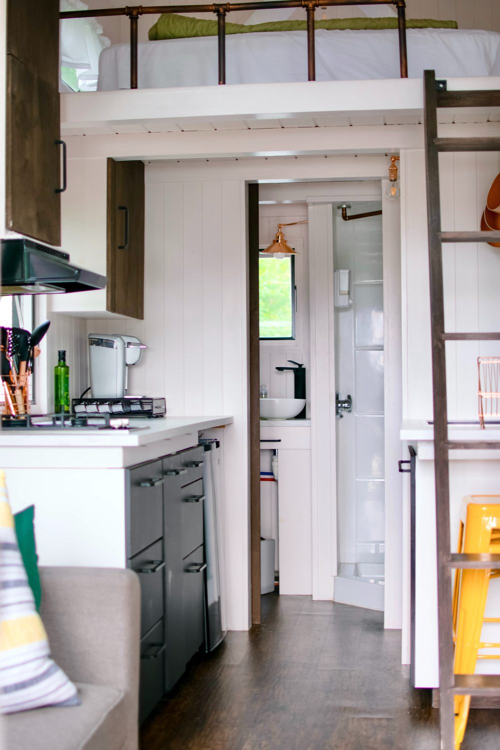 petite maison, en bois, posée sur une remorque, duplex, cosy, isolé, aménagé, séjour, cuisine, salle d’eau, chambre, nid douillet, confort, tiny house