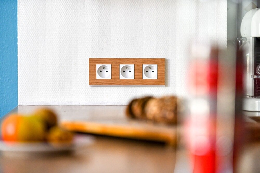 prise, prise électrique, prises électriques, rénovation, emplacement, cuisine, emplacement prise, gamme galleru, plaque triple, finition bois, finition matiere massive, prise gallery