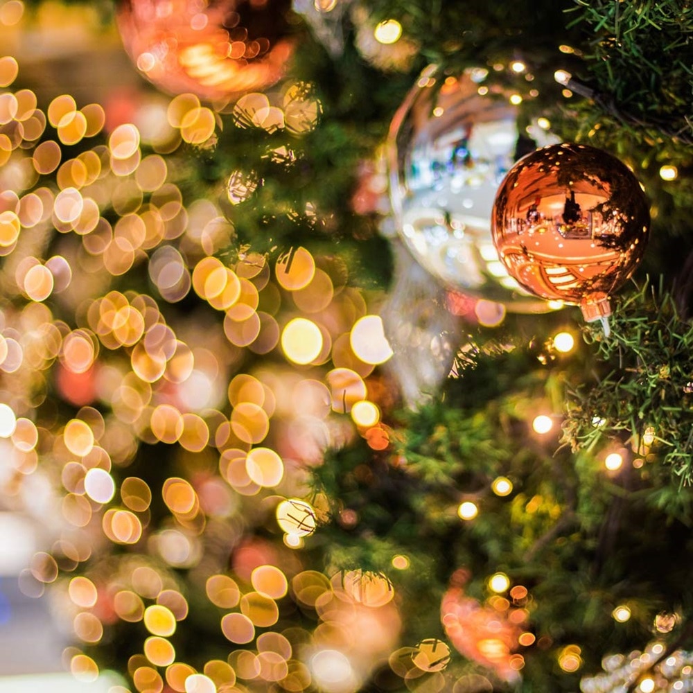 zoom sur boulles de Noël dans un sapin illuminé