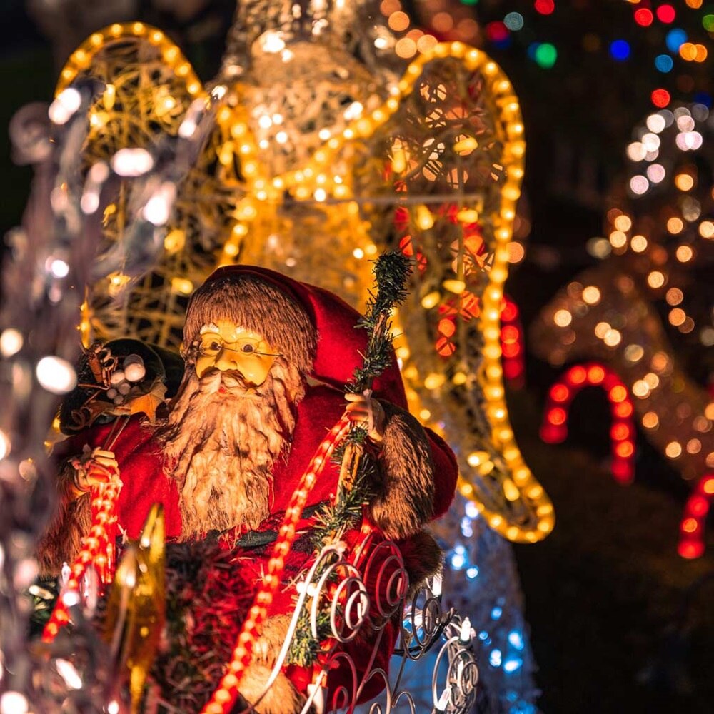 Figurine Père Noël lumineux dans une ambiance illuminée
