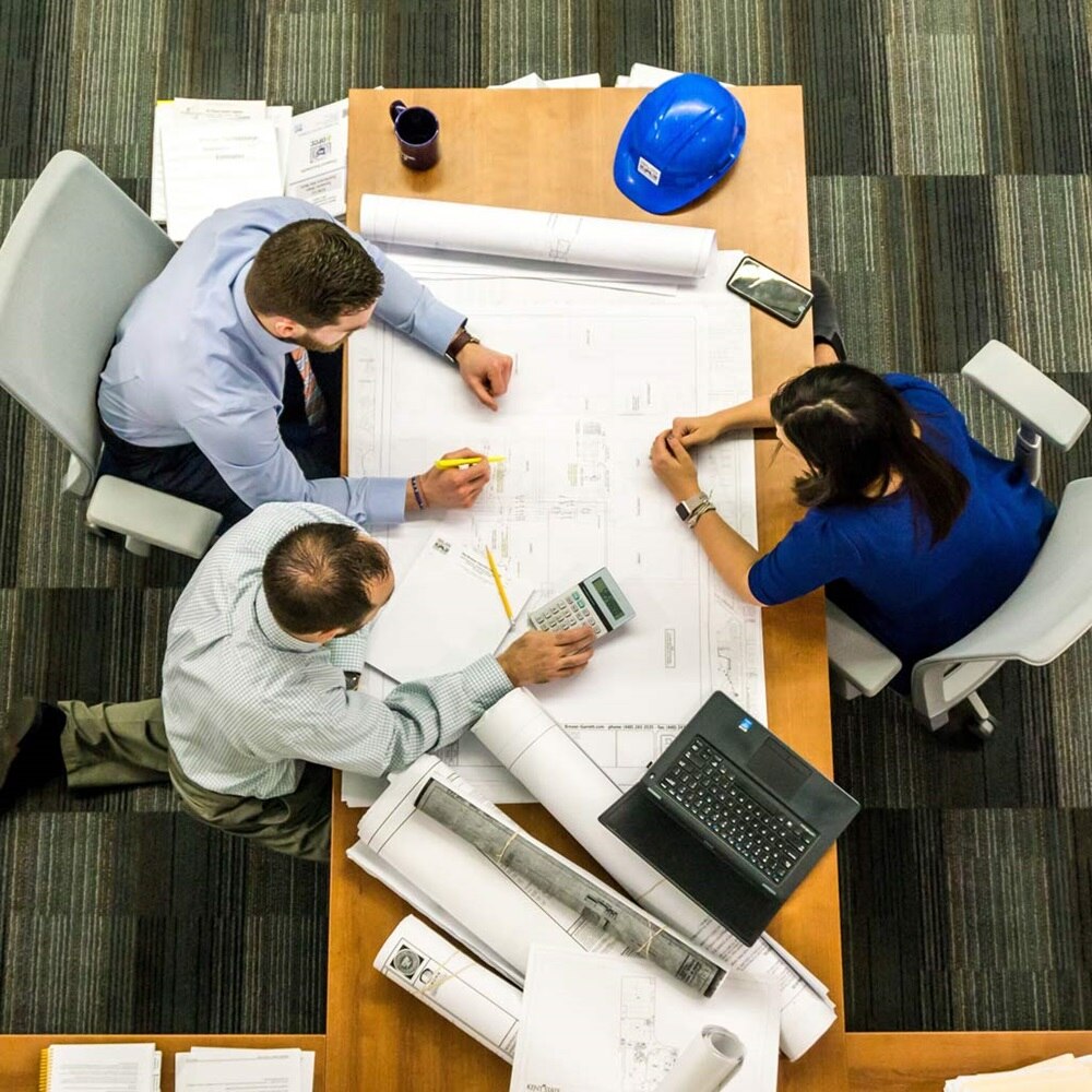 groupe de professionnels du bâtiment au travail