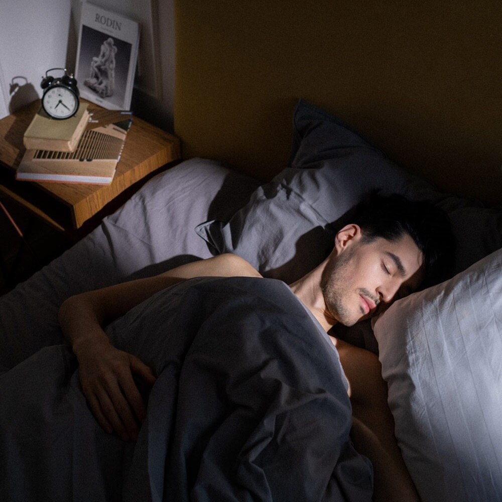 jeune homme qui se réveille avec un rayon du soleil