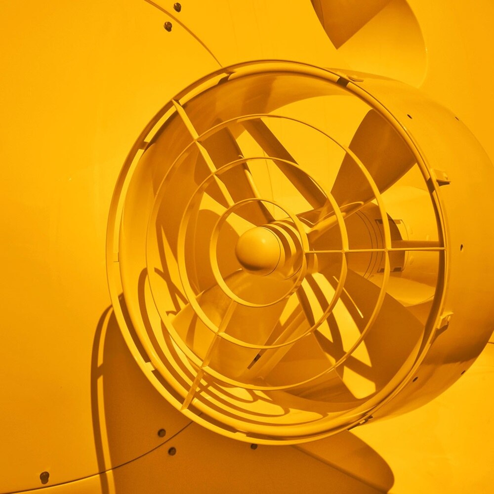 ventilateur vintage jaune sur fond jaune