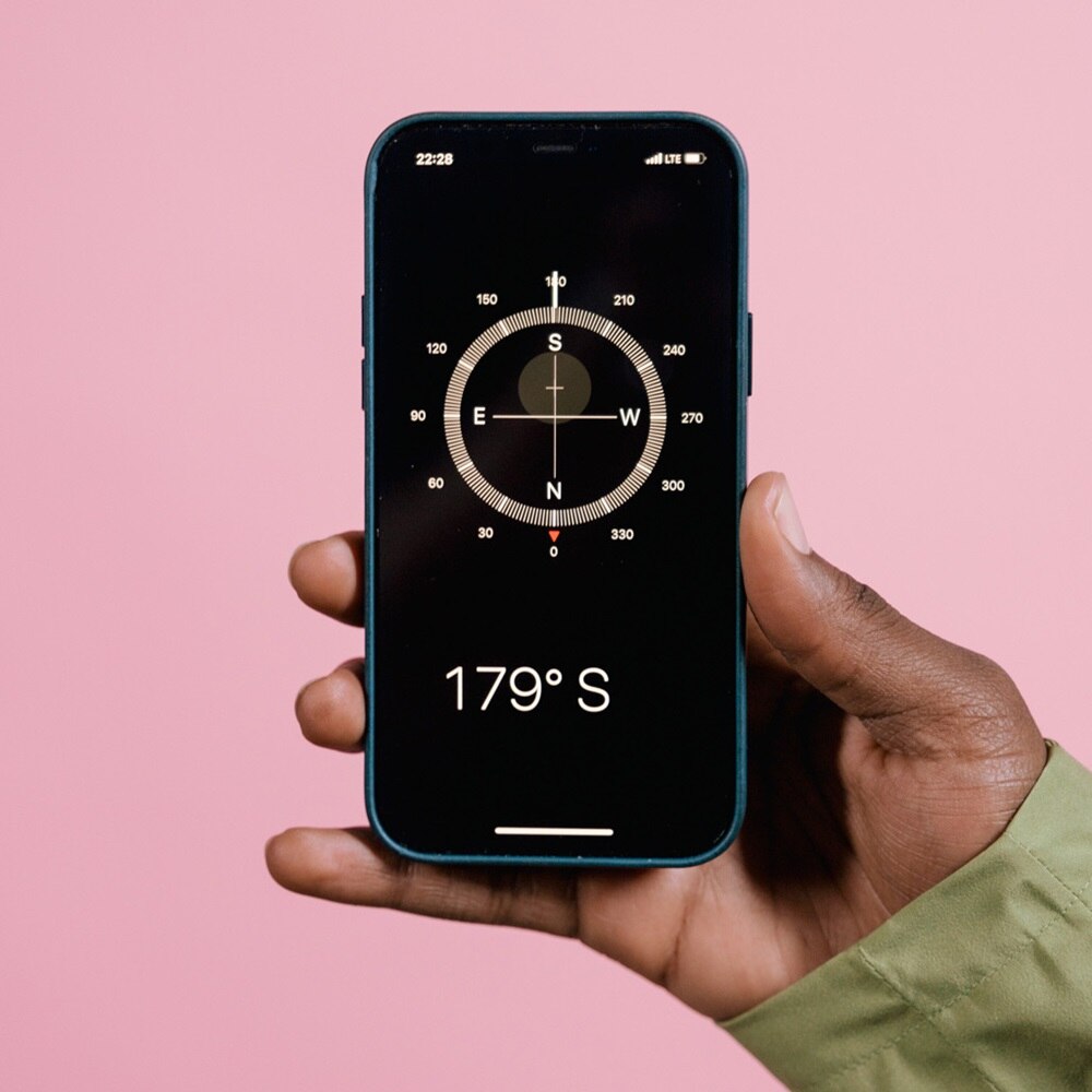 smartphone sur fond rose tendre indiquant 179 degrés Sud