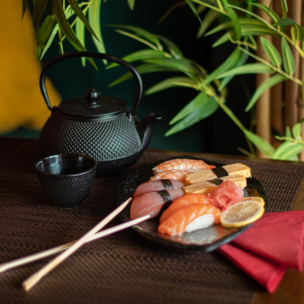 plat de sushis et thé