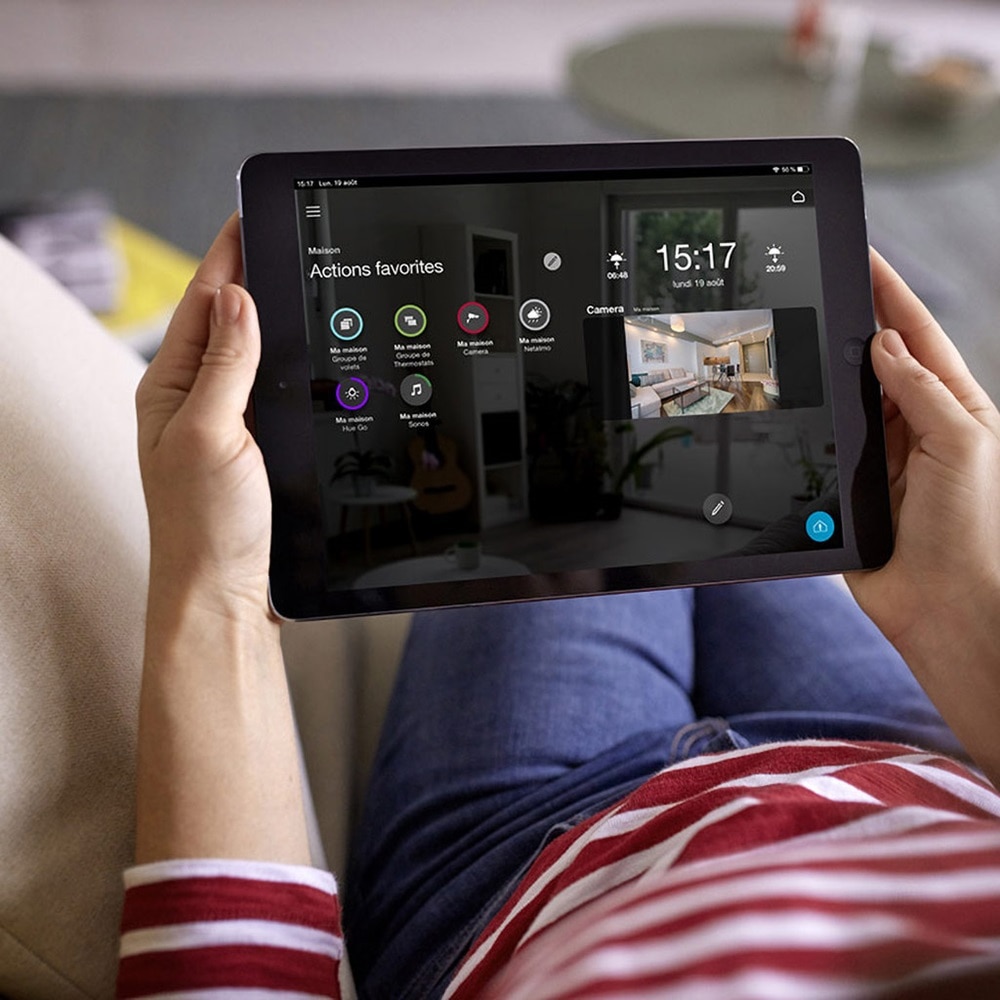 tablette montrant l'utilisation du logiciel domovea Hager