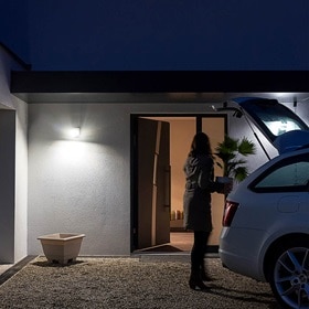 éclairage optimisé par des détecteurs de présence Hager