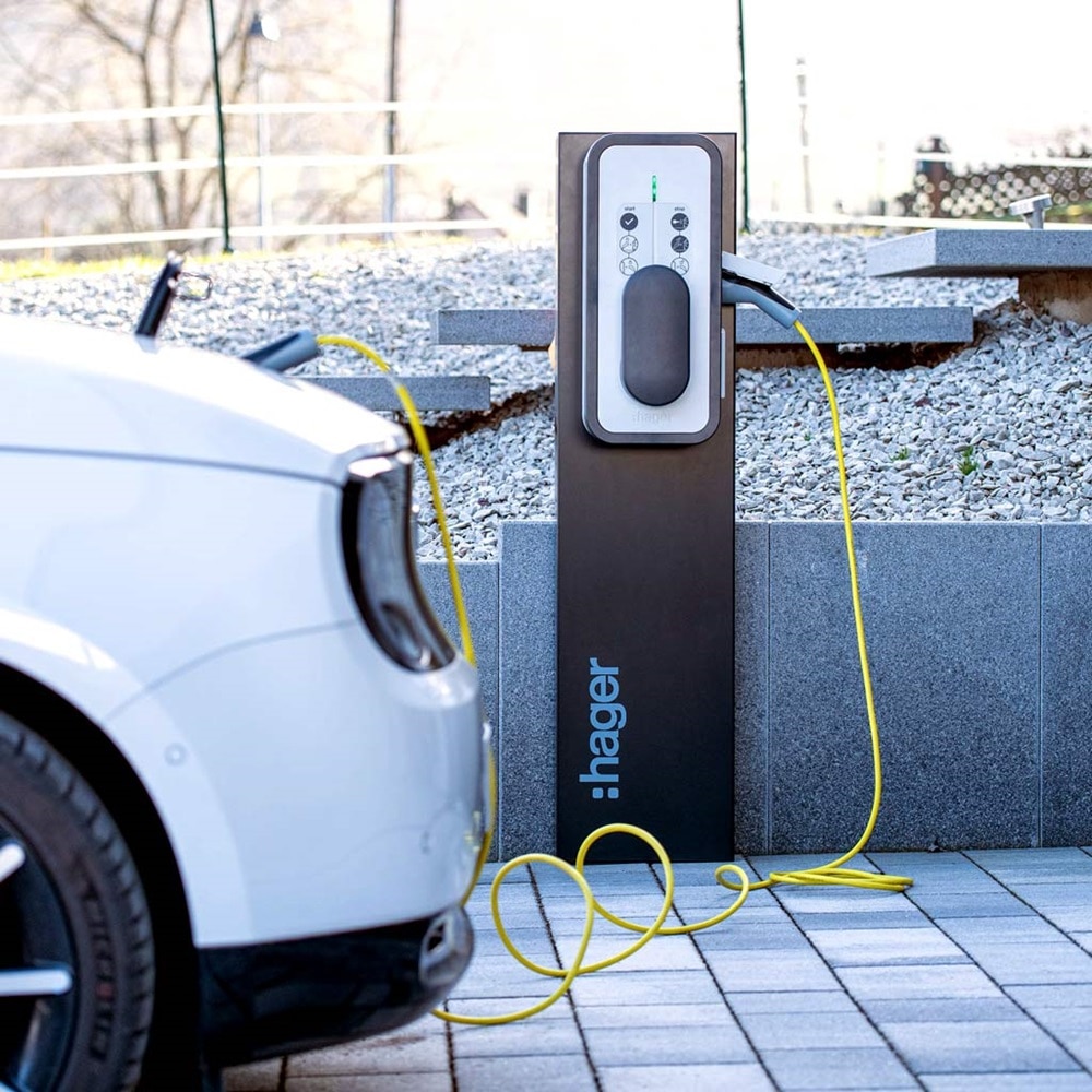 Véhicule branché à une borne de recharge witty de Hager