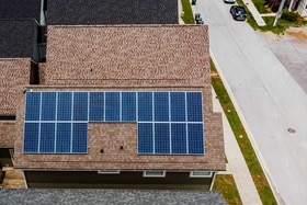 Panneaux photovoltaïques sur le toit d'une maison pour charger sans frais à la maison son véhicule électrique