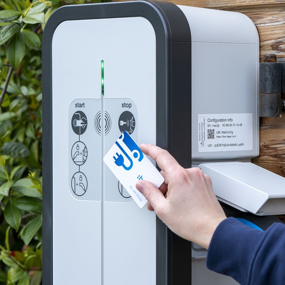 Badge RFId passé sur une borne witty de Hager possédant un lecteur RFID afin de s'authentifier en tant qu'utilisateur de la borne et d'éviter les voleurs d'énergie, sécurité, antivol
