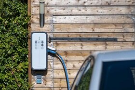 borne witty solar de Hager, pour la recharge d'un véhicule électrique grâce à l'énergie solaire transformée en électricité par les panneaux photovoltaïques.