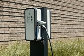 borne de recharge double witty share de Hager installée en extérieur sur socle