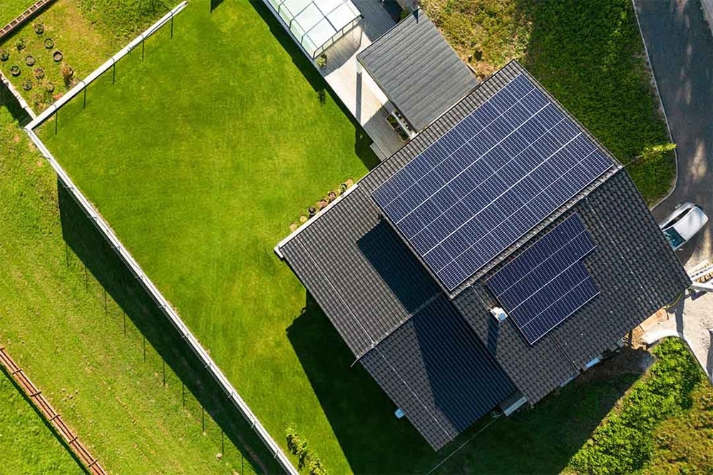 ue aérienne d'une maison individuelle avec des panneaux photovoltaïques