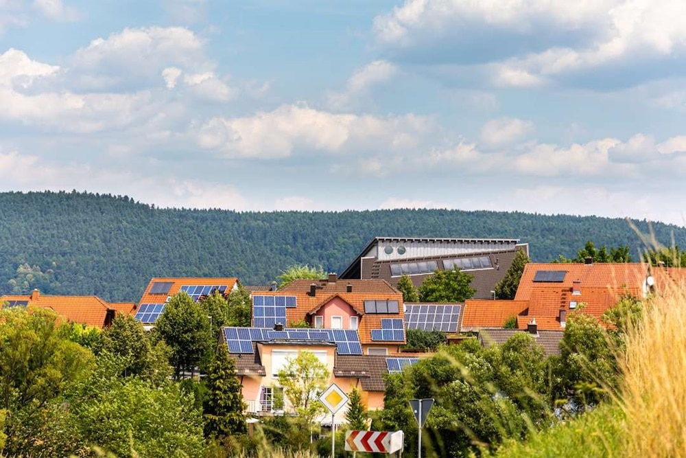 Quartier avec des toits solaires