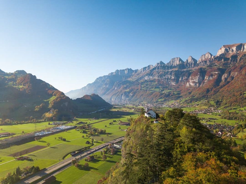 Famille indienne assise ensemble devant un ordinateur portable