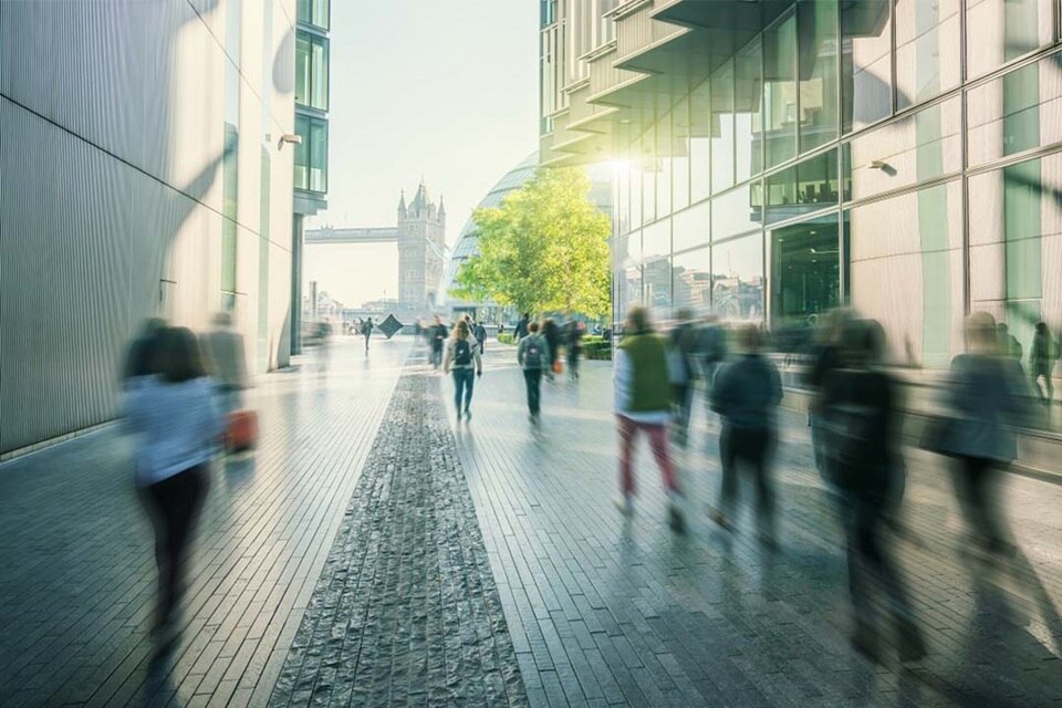 Des personnes entre des bâtiments modernes à Londres