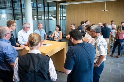 Discussion d'équipe à l'événement Eureka