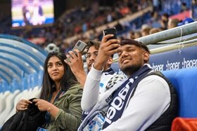 Hager Group personnes prenant des photos d'un stade