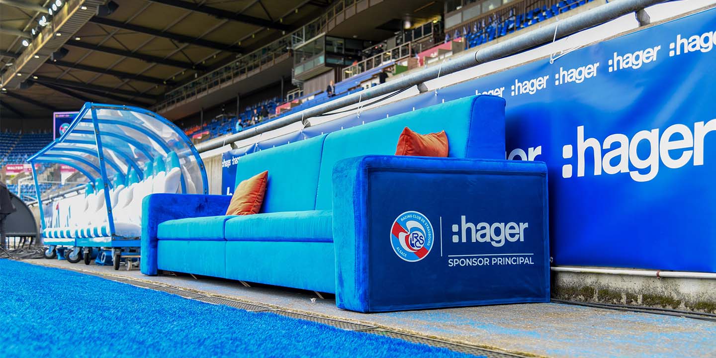 Hager Group Hager canapé en bleu dans un stade avec le logo de l'équipe de football RCSA