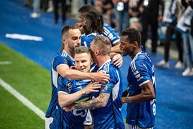 Hager Group Les joueurs de l'équipe RCSA s'embrassent lors du match RCSA vs. PSG